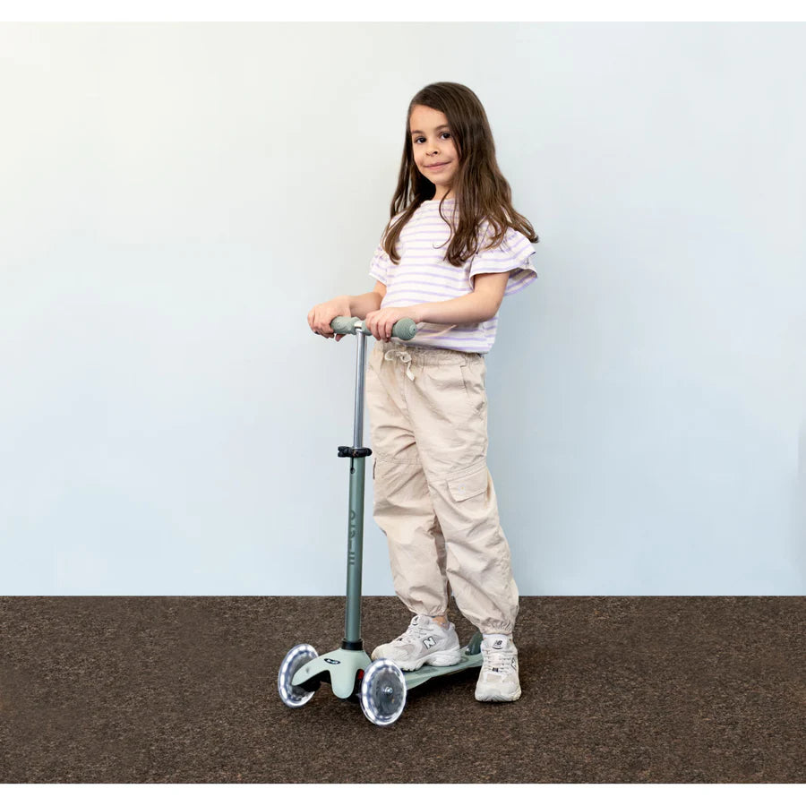 Micro Mini Scooter Deluxe Rock & Go LED