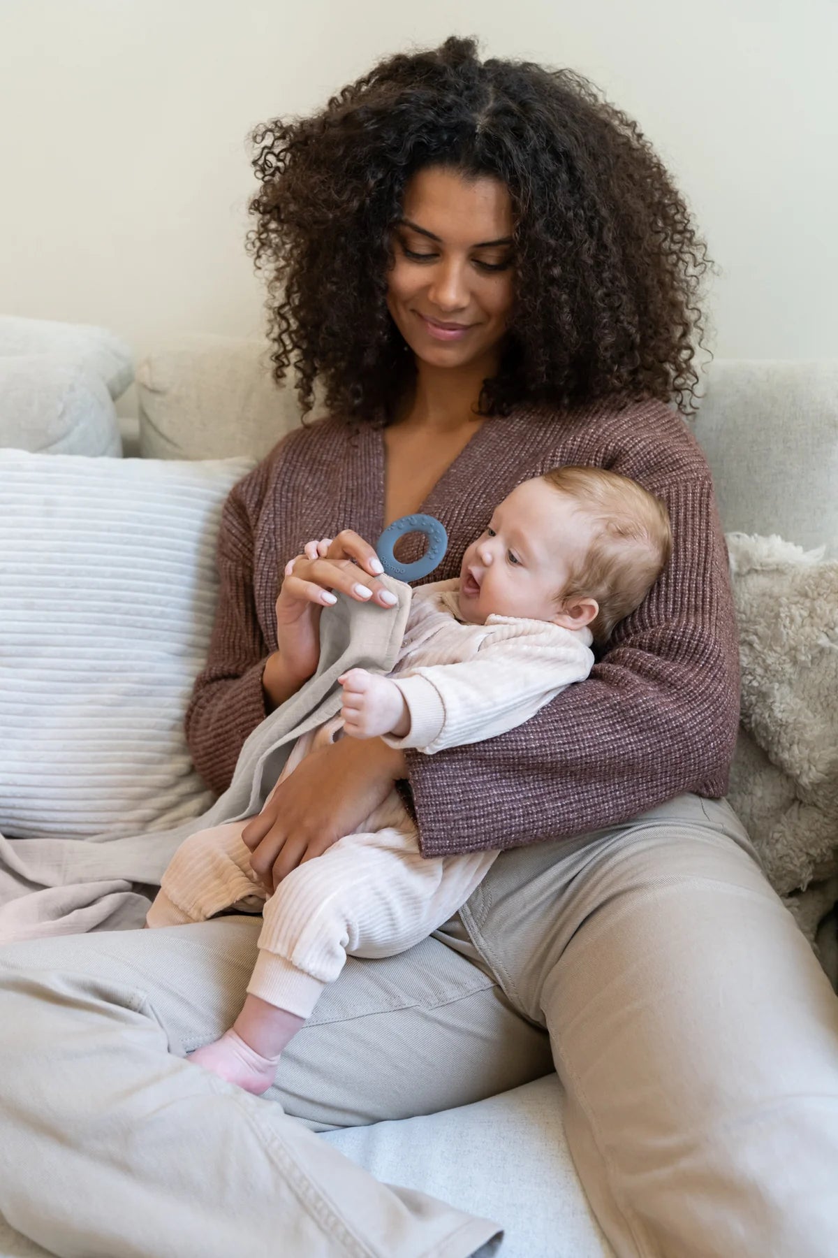 Doomoo Mom'N Play: Multi-Functional Nursing Cover With Teether