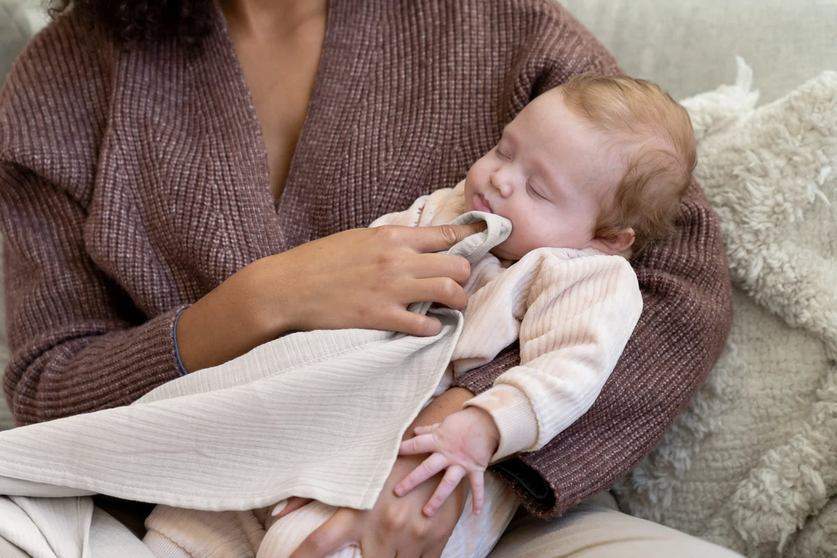 Doomoo Mom'N Play: Multi-Functional Nursing Cover With Teether