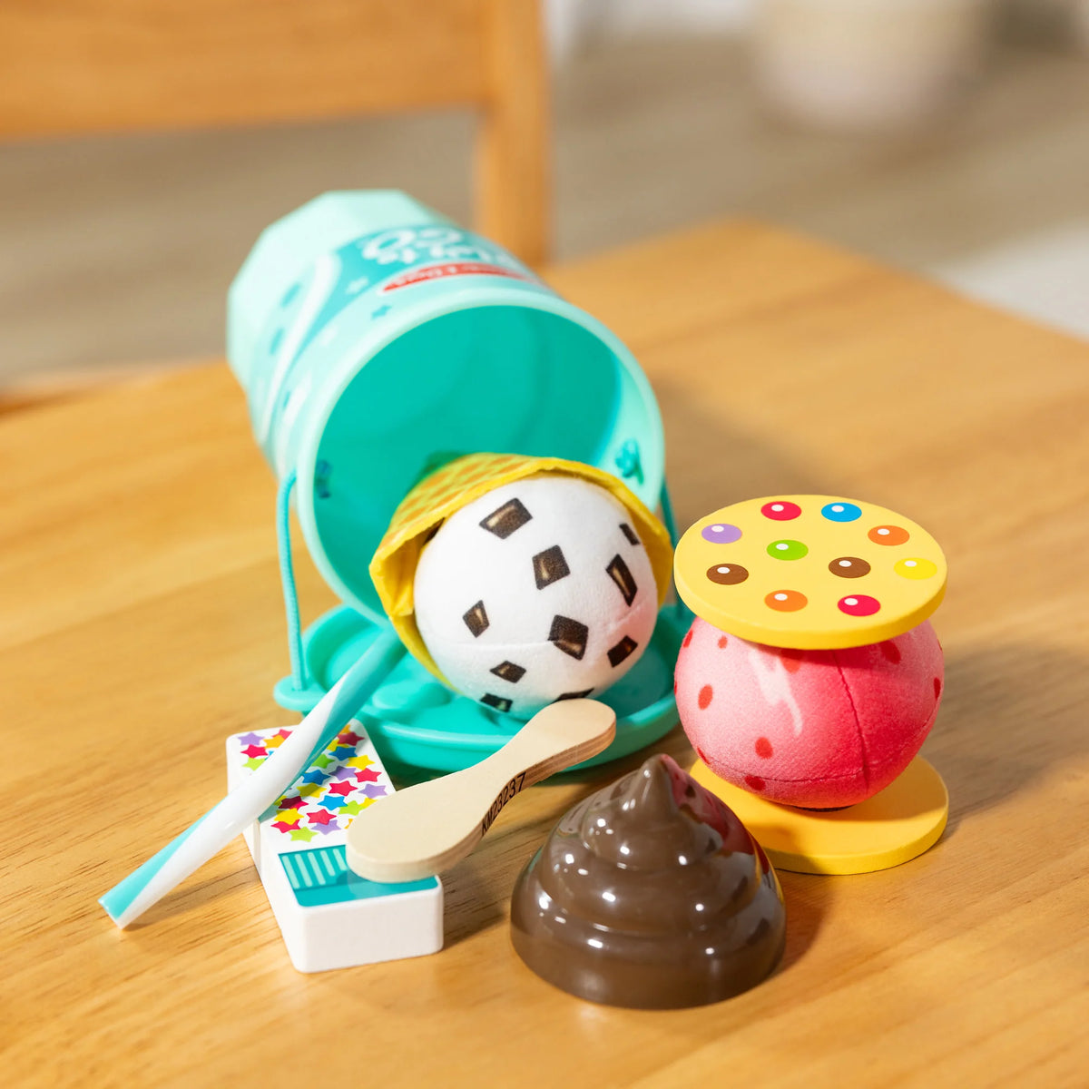 Melissa & Doug Play to Go Ice Cream Play Set